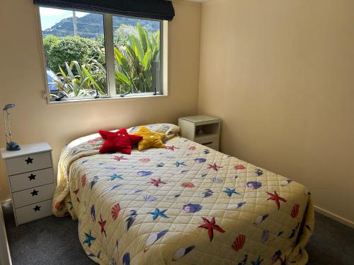 เตียงในห้องที่ Coro Beach Haven - Hahei Holiday Home