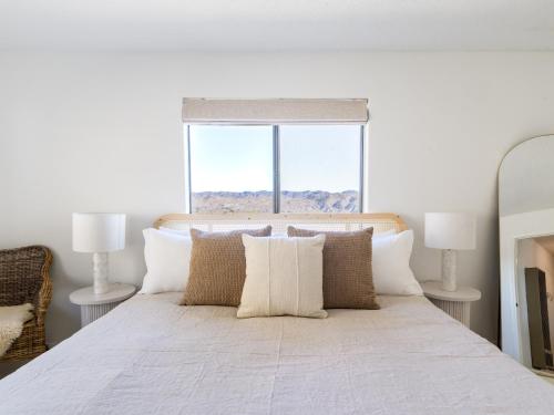 Ένα ή περισσότερα κρεβάτια σε δωμάτιο στο Stunning Mountain View Desert Home, Fire Pit, BBQ