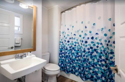 Koupelna v ubytování Water's edge renovated Condo with Marina Views