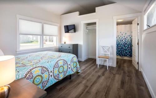 Postel nebo postele na pokoji v ubytování Water's edge renovated Condo with Marina Views