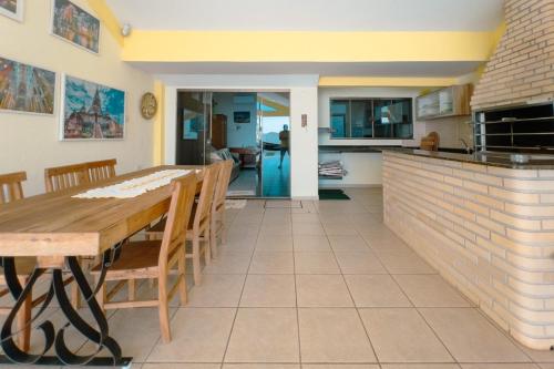 Η κουζίνα ή μικρή κουζίνα στο Casa Conforto e Lazer - OP165A