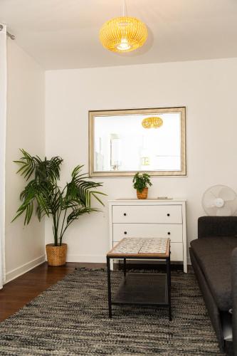 un salon avec un canapé et une table dans l'établissement studio cosy Stade de France 11 pour 2 personnes, à Saint-Denis