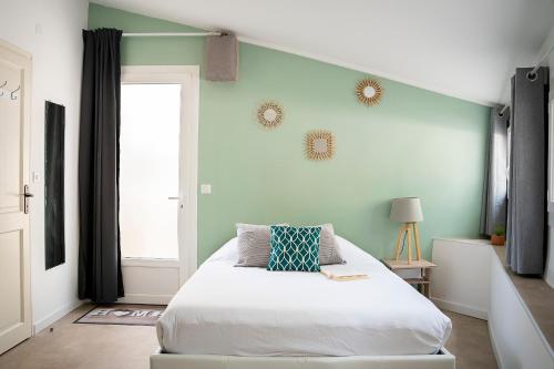 En eller flere senge i et værelse på Studio cosy avec clim et piscine