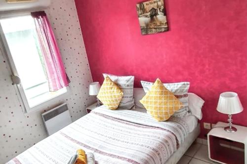 Ένα ή περισσότερα κρεβάτια σε δωμάτιο στο Appartement charmant à Carcassonne avec terrasse