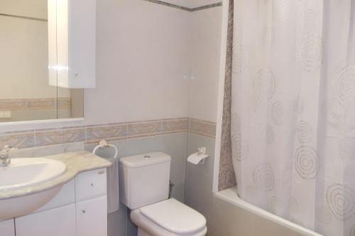 Bilik mandi di Spacious Apartment in Sant Carles de la Ràpita, Sea View
