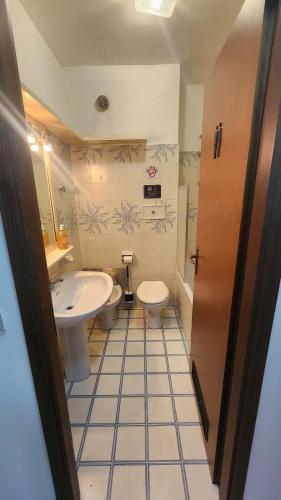 Bilik mandi di Ramzy Genova Home