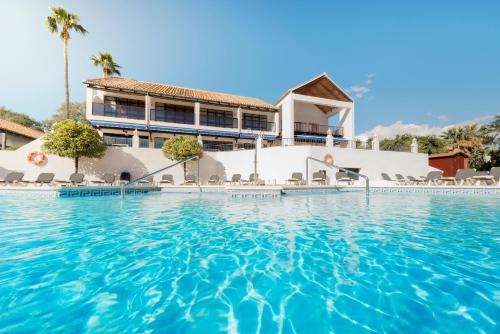a swimming pool in front of a resort at Ona Diana Park in Estepona
