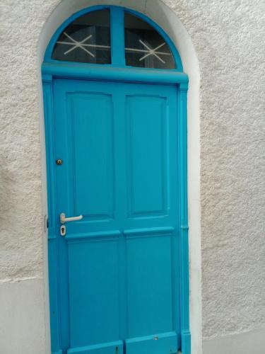 une porte bleue dans un bâtiment avec fenêtre dans l'établissement Studio remblai, port, commerces, à Les Sables-dʼOlonne
