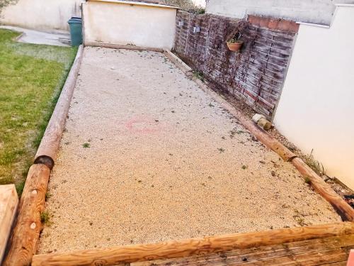 a backyard filled with dirt next to a building at chalonnaise house 120m2 in Châlons-en-Champagne