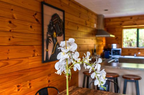 Rainforest Retreatにあるキッチンまたは簡易キッチン