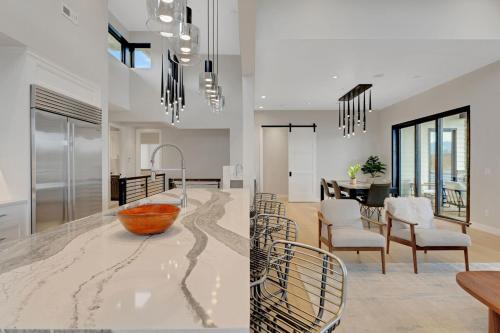 Χώρος καθιστικού στο 4BR 4BA Modern Lakefront Lodge