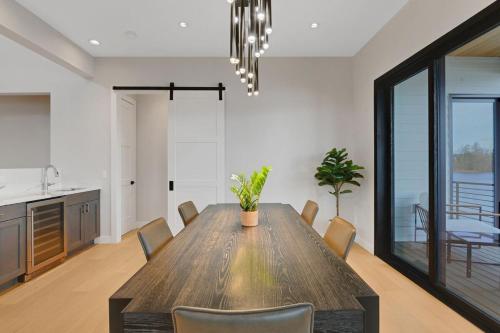 Φωτογραφία από το άλμπουμ του 4BR 4BA Modern Lakefront Lodge σε Burien