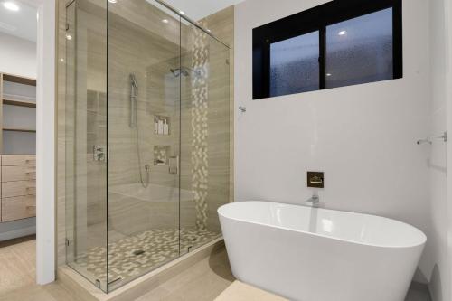 Ένα μπάνιο στο 4BR 4BA Modern Lakefront Lodge