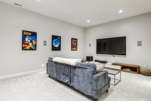 Μια τηλεόραση ή/και κέντρο ψυχαγωγίας στο 4BR 4BA Modern Lakefront Lodge