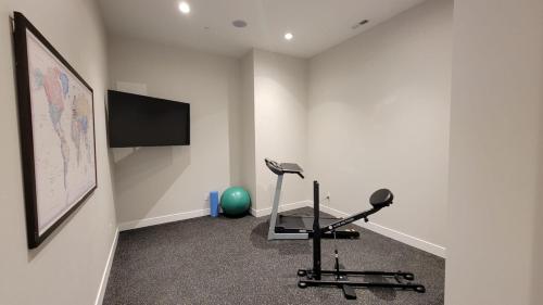 Γυμναστήριο ή/και όργανα γυμναστικής στο 4BR 4BA Modern Lakefront Lodge