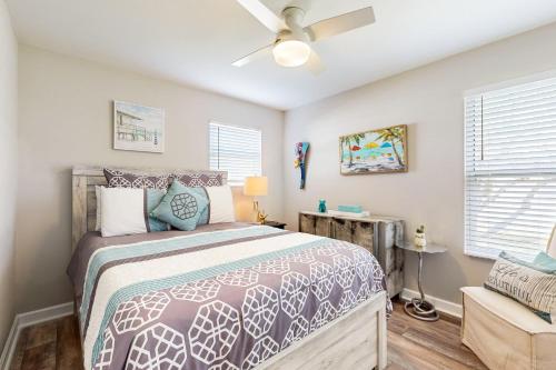 una camera da letto con un letto e un ventilatore a soffitto di Dog-Friendly Family-Focused Peaceful & Private Retreat a St. Augustine