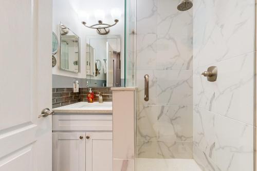 un bagno bianco con doccia e lavandino di Dog-Friendly Family-Focused Peaceful & Private Retreat a St. Augustine