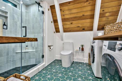 a bathroom with a toilet and a washer and dryer at Elati Escape in South Lake Tahoe