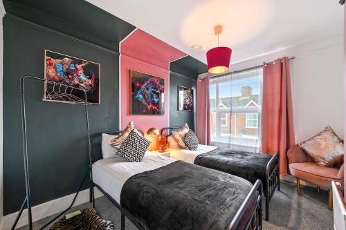 Ένα ή περισσότερα κρεβάτια σε δωμάτιο στο The Vibrant Shamrock Canterbury Retreat - Ideal for Groups & Gatherings