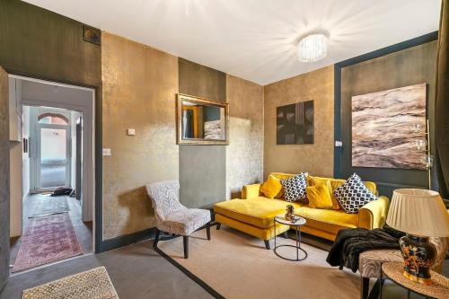 Posezení v ubytování The Vibrant Shamrock Canterbury Retreat - Groups - Occasions - Hot Tub - Sleeps 14