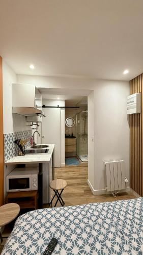 Cette chambre comprend un lit et une cuisine. dans l'établissement Le carmes studio - Hypercentre Orléans, à Orléans
