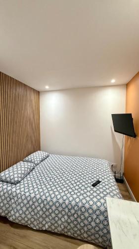 une chambre avec un lit dans une pièce dans l'établissement Le carmes studio - Hypercentre Orléans, à Orléans
