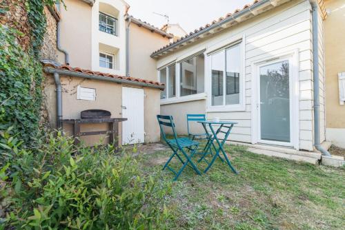due sedie sedute nel cortile di una casa di Le Petit Verger, cosy 5 people a Vivonne