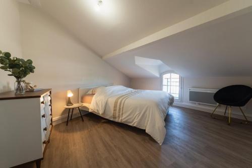 une chambre avec un lit, un bureau et une fenêtre dans l'établissement Le Petit Verger, cosy 5 people, à Vivonne