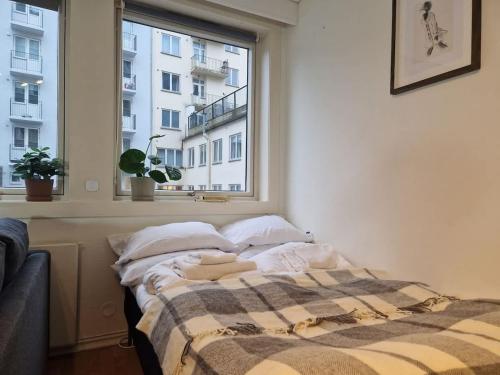 Voodi või voodid majutusasutuse Cozy condo near Bryggen Full kitchen Elevator toas