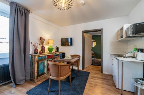 a kitchen and dining room with a table and chairs at Pension Michelangelo in Eisenach