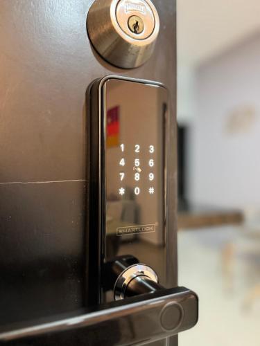 a close up of a microwave with a knob at Hermoso Apartamento en la mejor zona de Montería in Montería