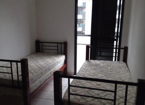 Una cama o camas en una habitación de Riviera de São Lourenço condomínio