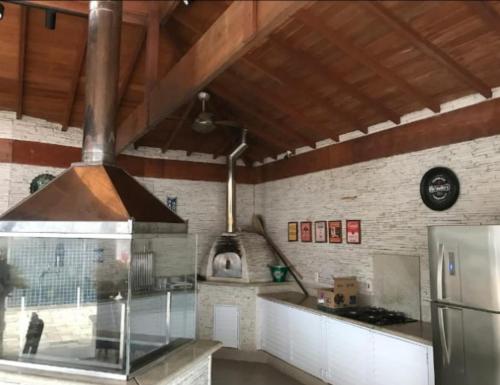 Una cocina o cocineta en Riviera de São Lourenço condomínio