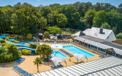 Bazén v ubytovaní Camping Monterblanc alebo v jeho blízkosti