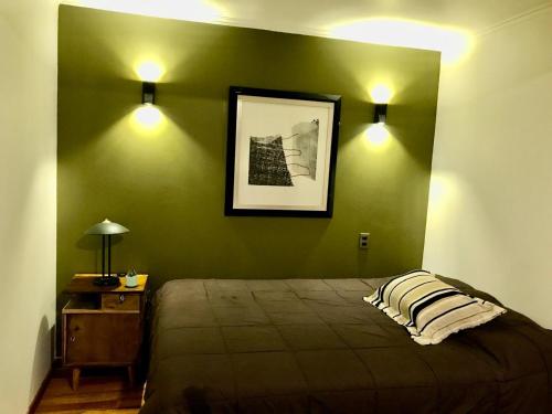 Een bed of bedden in een kamer bij Cabañas y Deptos Regional