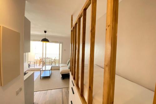 - une vue sur le salon depuis le couloir dans l'établissement 06AI - Beautiful renovated studio - sea and pool view, à Vallauris