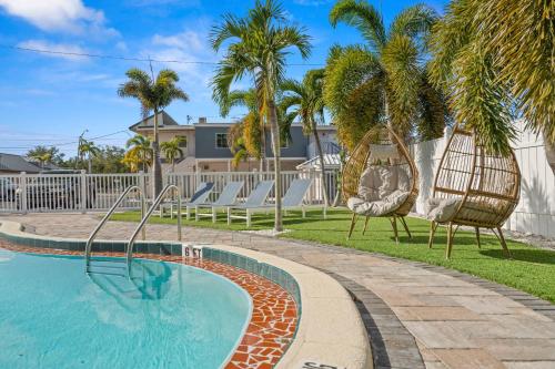בריכת השחייה שנמצאת ב-2q Beds Studio Apt With Shared Pool 03 או באזור