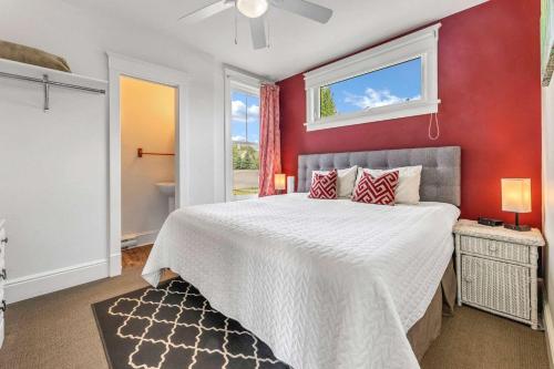 Ένα ή περισσότερα κρεβάτια σε δωμάτιο στο The Aster - 109 Butternut