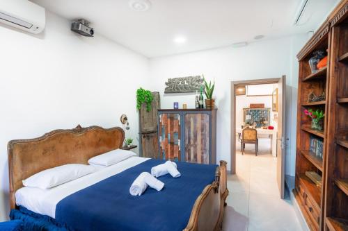 a bedroom with a blue bed with towels on it at La Casa de Papel in Como