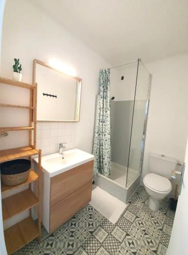 une salle de bain avec toilettes, lavabo et douche dans l'établissement Appartement à 500m de la plage, à Canet