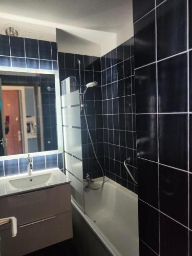 une salle de bain avec une baignoire, un lavabo et une douche dans l'établissement Résidence Antigua - T2 Climatisé avec wifi MAE-8121, au Barcarès