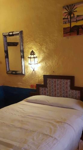 Katil atau katil-katil dalam bilik di hostel sable dor merzouga