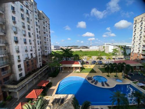 アナニンデウアにあるModern Apartment in the Metropolitan Area of Belémの建物からプールの景色を望めます。