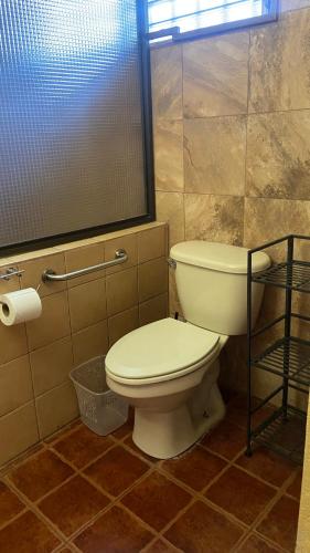 a bathroom with a toilet and a window at El Remanso de paz y tranquilidad in San Pablo Nuevo Abajo