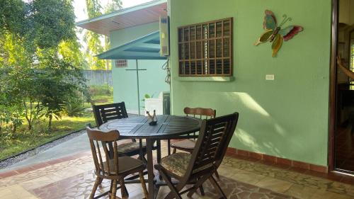 a table and chairs sitting on a patio at El Remanso de paz y tranquilidad in San Pablo Nuevo Abajo