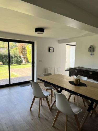 - une salle à manger avec une table, des chaises et un piano dans l'établissement Résidence 621-st Alban - Appartement entièrement rénové proche de Dahouet MAE-8081, à Dahouet