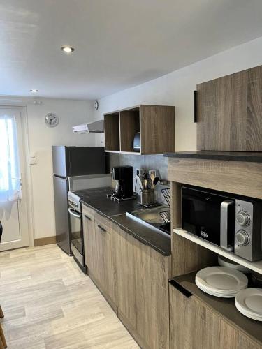 une cuisine avec un évier et un micro-ondes dans l'établissement Résidence 114-pleneuf Val Andre - Studio refait à neuf proche de la mer MAE-8071, à Pléneuf-Val-André