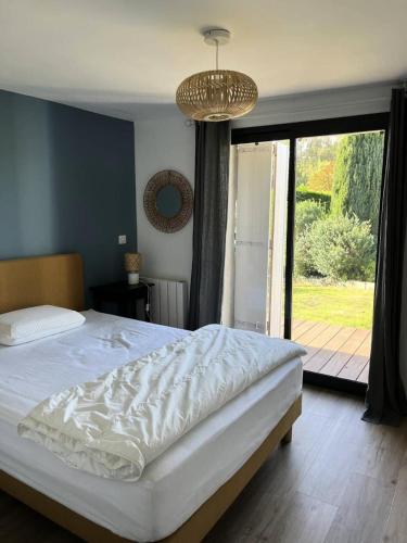 une chambre avec un lit et un lustre dans l'établissement Résidence 621-st Alban - Appartement entièrement rénové proche de Dahouet MAE-8081, à Dahouet