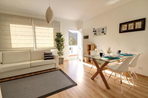 Una sala de estar con un sofá blanco y una mesa. en Luxury Europe, en Puerto de Mogán