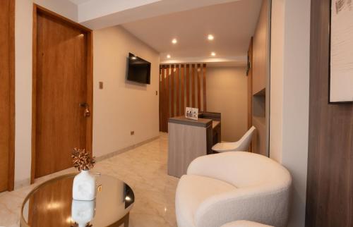 ein Wohnzimmer mit Sofa und Tisch in der Unterkunft Qasamarca Hotel Boutique in Cajamarca